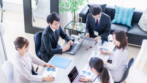 会議する5人の社員